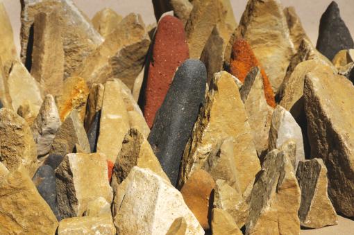 Ansammlung von dreieckigen Steinen unterschiedlicher Größe, Farbe und Textur