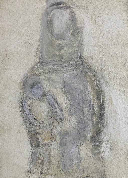 Strukturierte Wandzeichnung einer abstrahierten Mutterfigur mit Kind in gedeckten Grau- und Beigetönen.