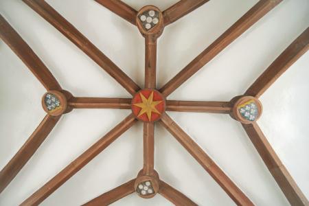 Dernbach, Kath. Kirche Hl. Dreifaltigkeit, ehem. St. Jodokus. Mittelalterliche Ausstattung: u.a. Wandgemälde, zweigeschossige Sakristei mit Kreuzrippengewölbe und Schlussstein mit Stern, Hl. Jakobus. Sichtachsen zur Burgruine Neuscharfeneck und Burgruine Meistersel.