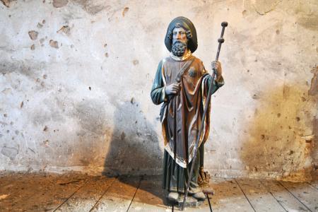 Dernbach, église catholique de la Sainte-Trinité, anciennement St Jodokus. Décor médiéval : entre autres peintures murales, sacristie à deux étages avec voûte à nervures croisées et clé de voûte avec étoile, Saint-Jacques. Axes visuels vers les ruines du château de Neuscharfeneck et les ruines du château de Meistersel.