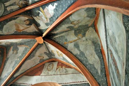 Heuchelheim, Prot. Pfarrkirche, Chor, Westturm und Wand-/Deckenmalerei im Chor.