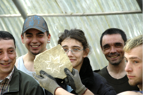 Junge Menschen präsentieren Steinplatte mit Stern