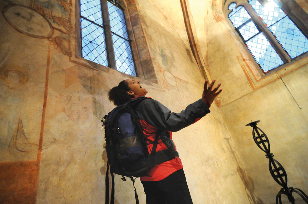 Junge Pilgerin in Kirche gibt ihrer Begeisterung Ausdruck