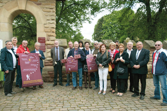 Menschengruppe mit Infotafeln vor Steintor